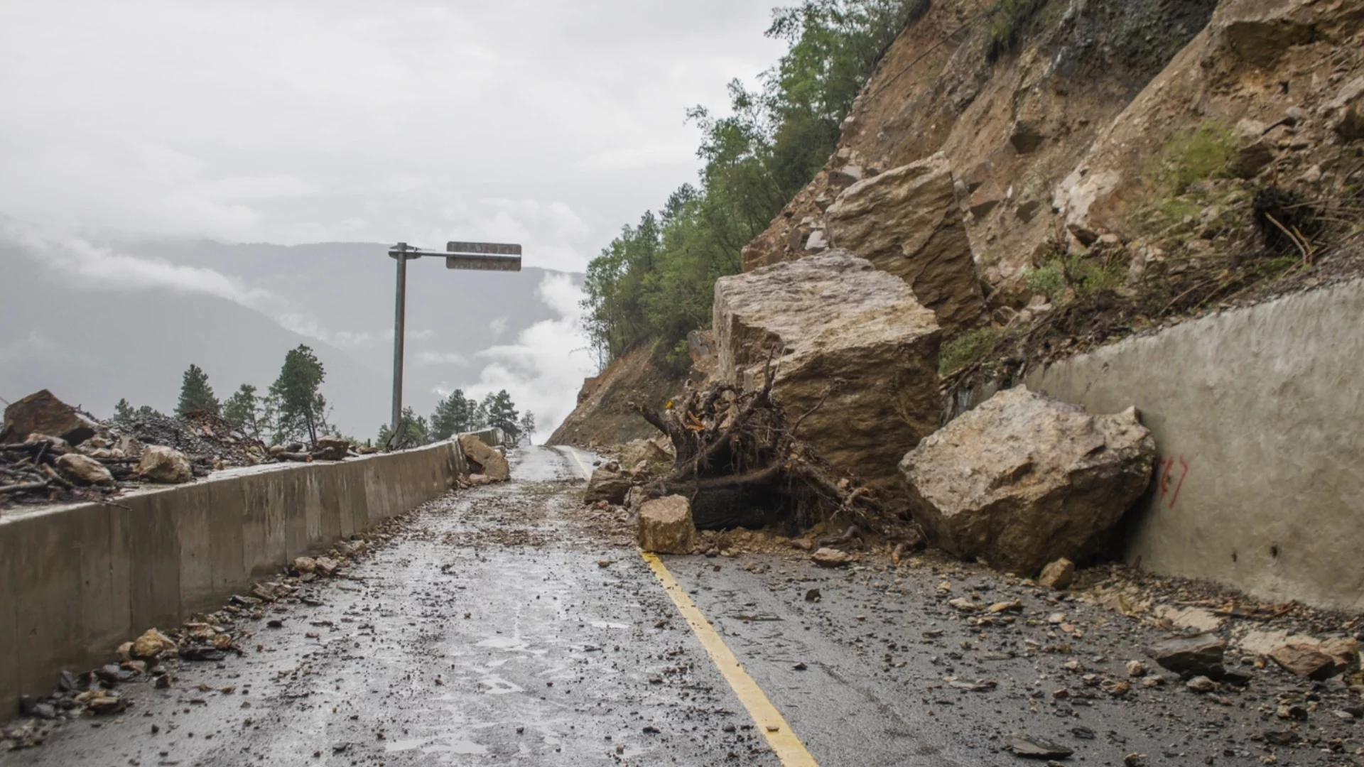 Косово в Родопите търси помощ: Свлачище заплашва живота на десетки семейства