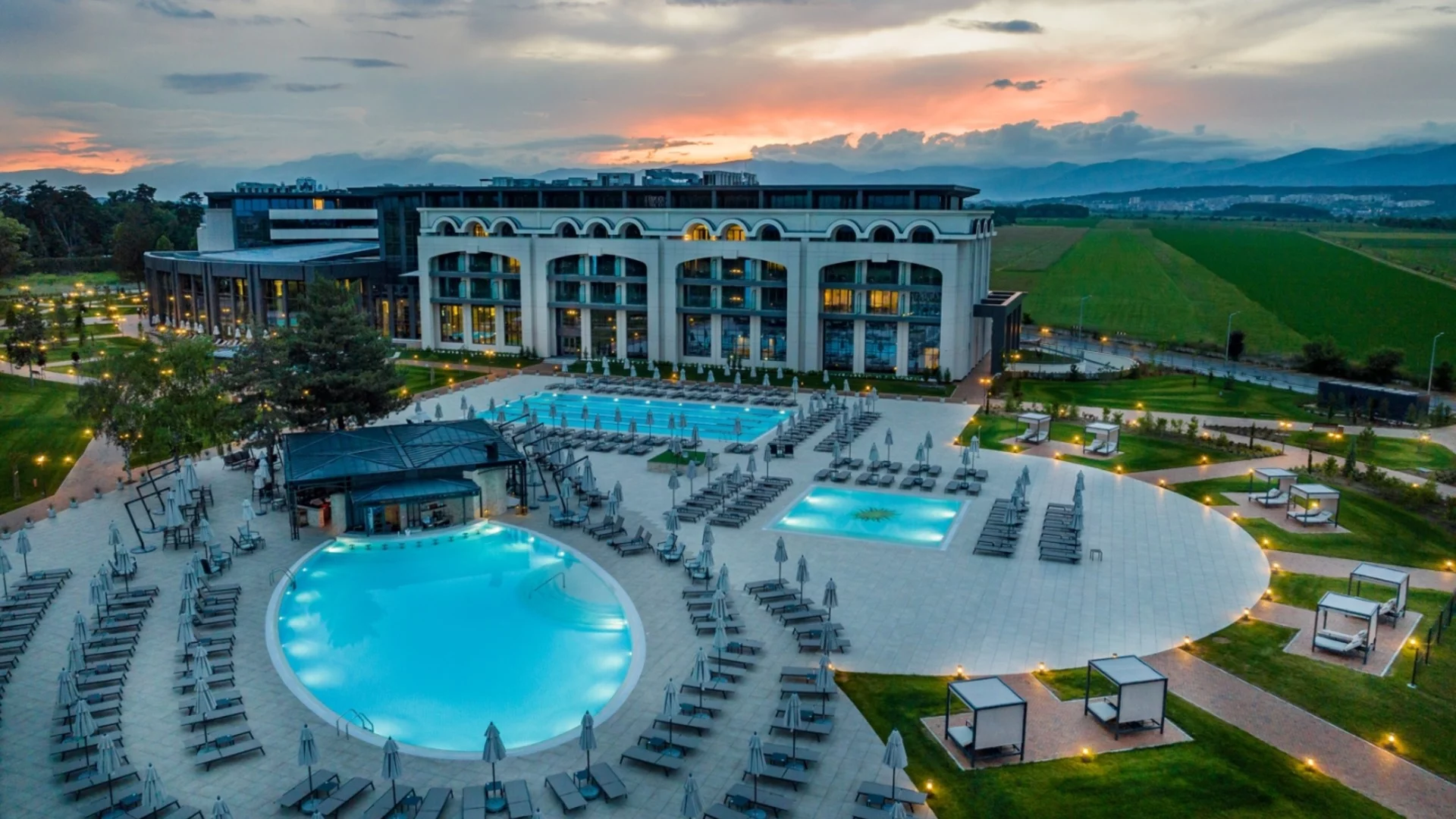 Kings’ Valley Medical & Spa Hotel: Приказно СПА царство в Розовата долина