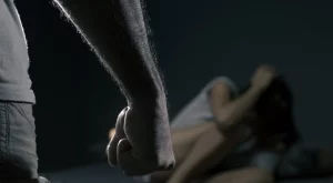 Участник от "Ергенът: Любов в рая" зверски преби приятелката си, задържан е