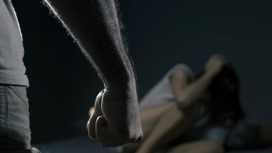 Участник от "Ергенът: Любов в рая" зверски преби приятелката си, задържан е