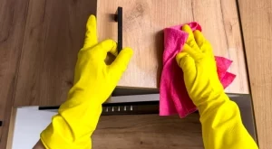 Как да обезмаслите дървени кухненски шкафове, без да повредите покритието