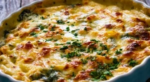 Неустоима запеканка с прясно зеле и кайма