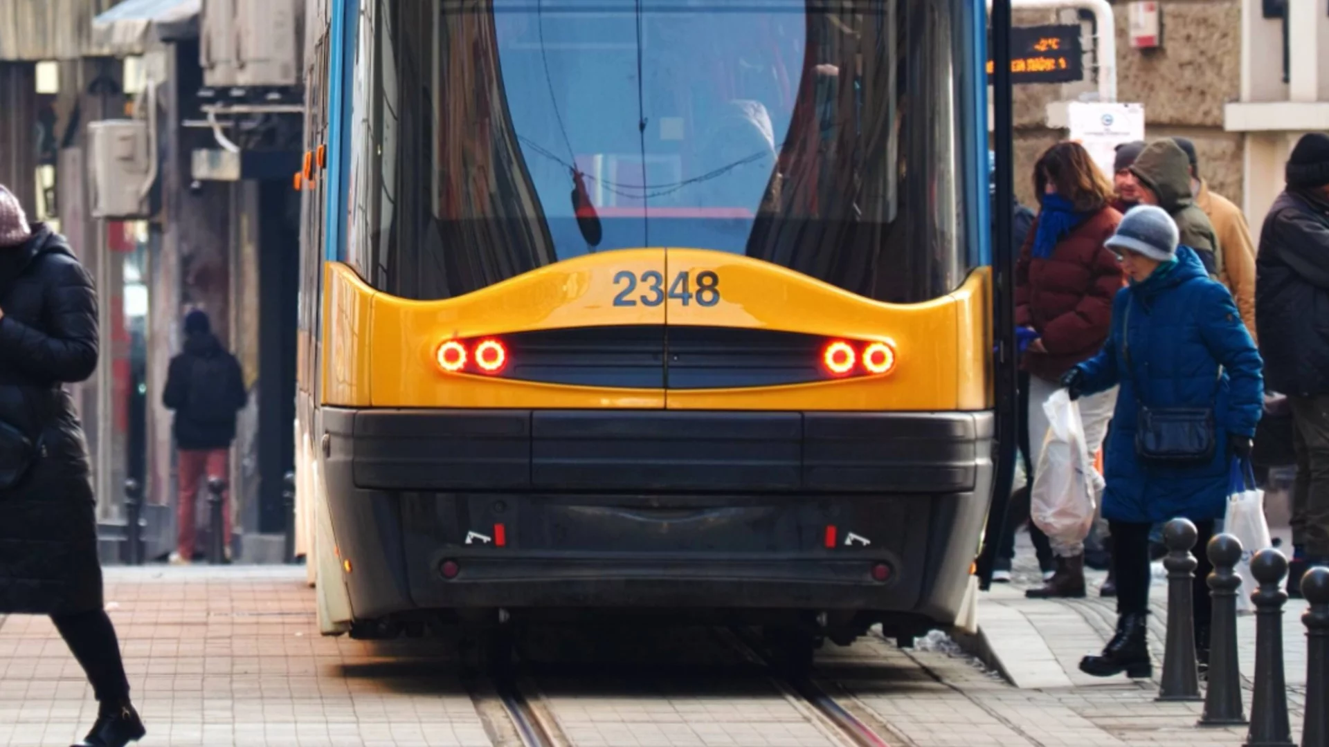 Трамвай за малко да отнесе момиче със слушалки (ВИДЕО)