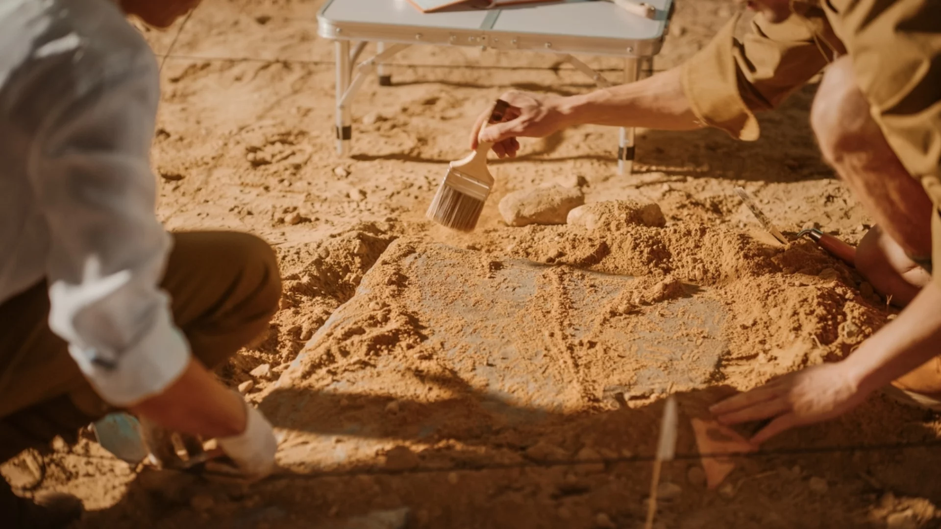 Откриха непокътнат гроб със златни накити от началото на II век край Тополовград (СНИМКИ)