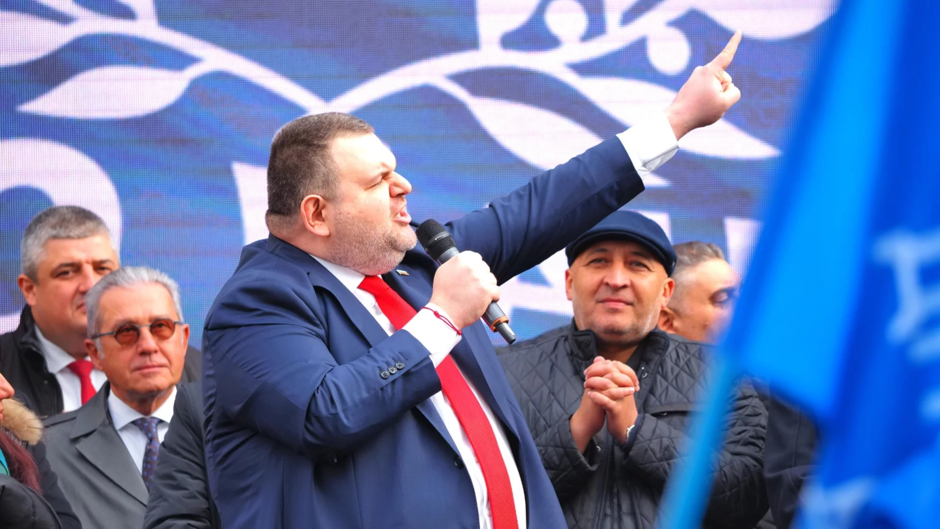 Пеевски "позволява" на Радев да се откаже от охраната си