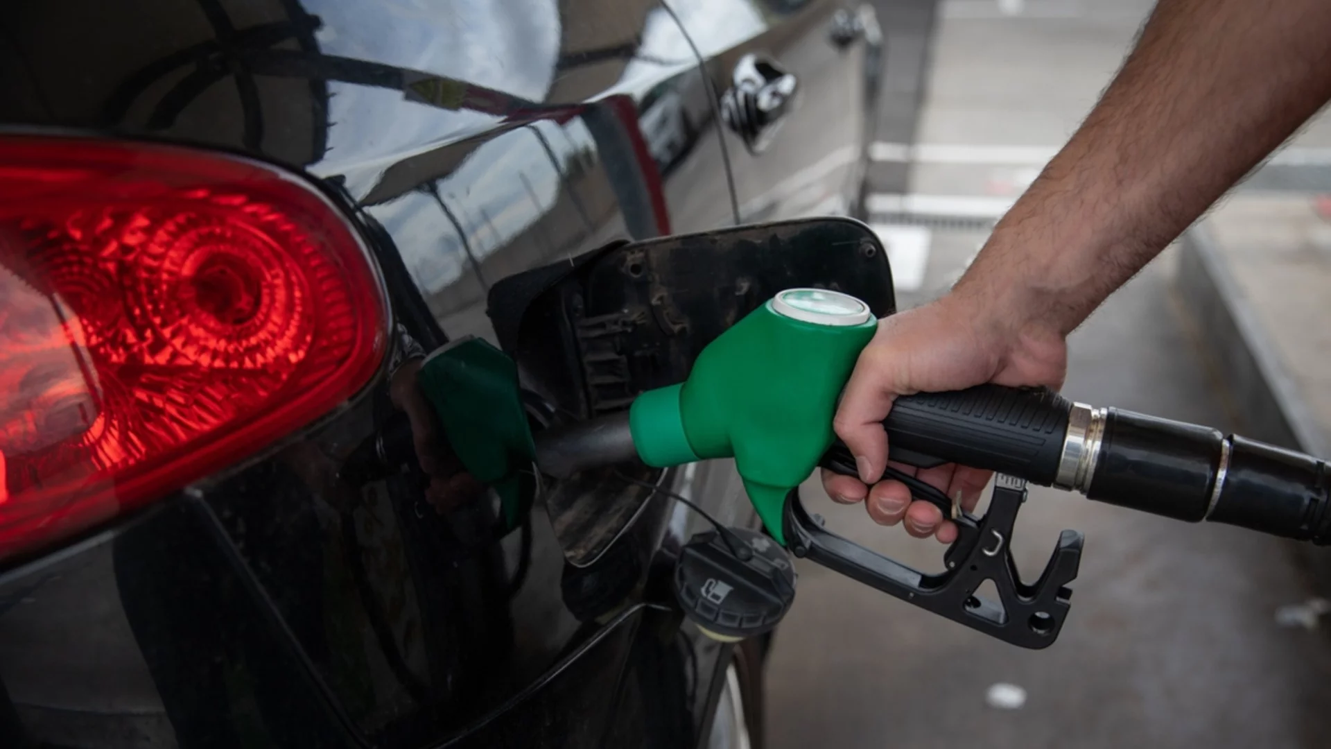 Стонове и вопли в Русия: Бензиностанциите масово започнаха да разреждат бензина