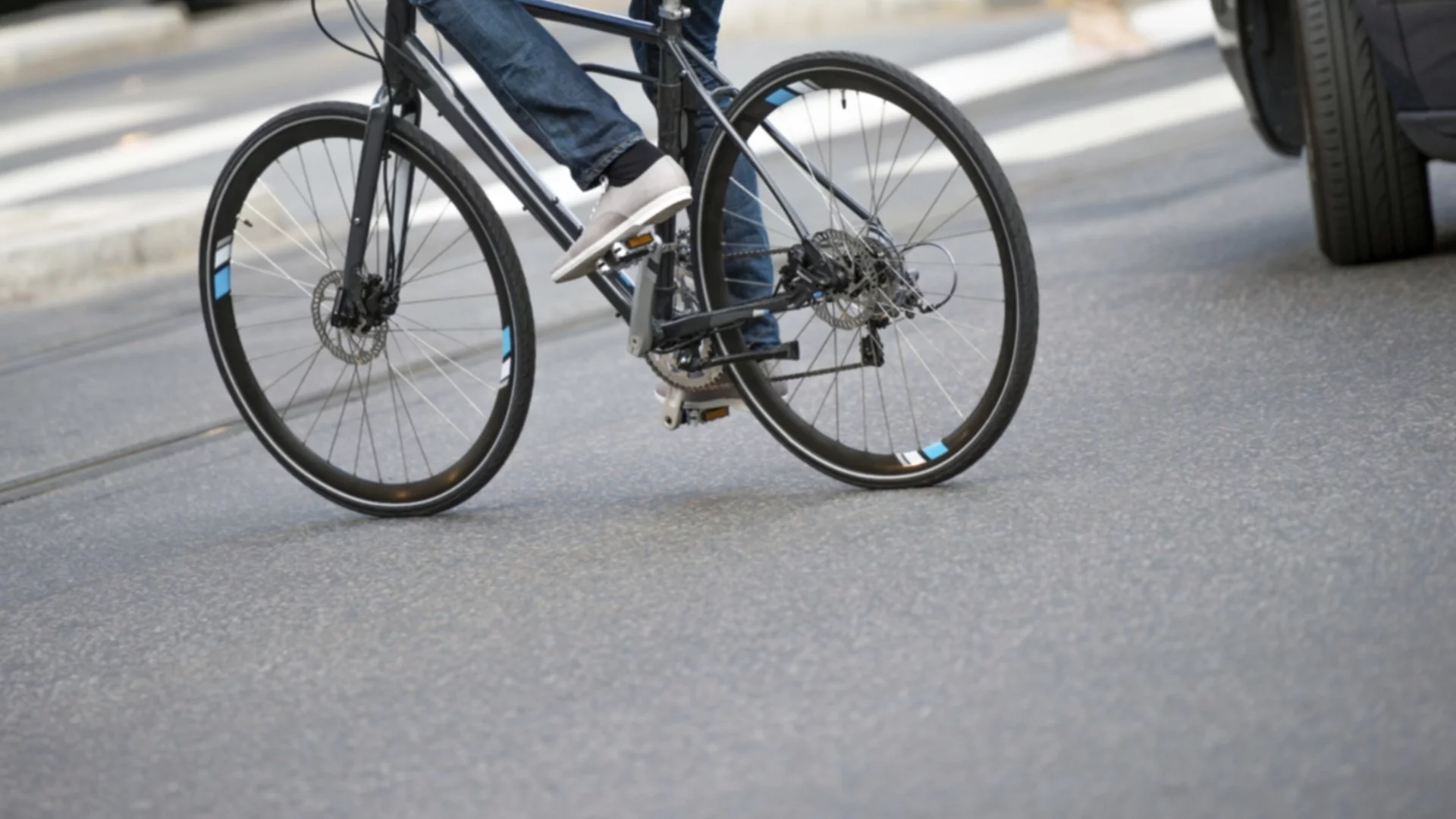 Изпразниха града, за да му угодят: Президентът на Иран кара колело (ВИДЕО)