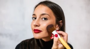 Тайната на знаменитостите за руж, който трае