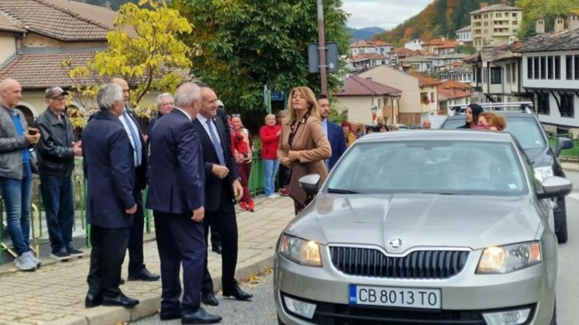 Румен Радев посрещна унгарския президент с личния си автомобил 
