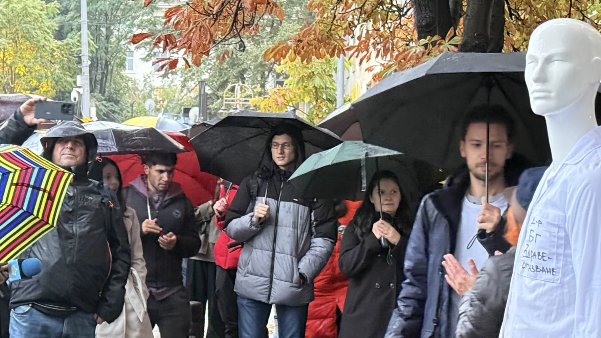 Няма да има увеличение за лекарите и сестрите, защото не са полицаи