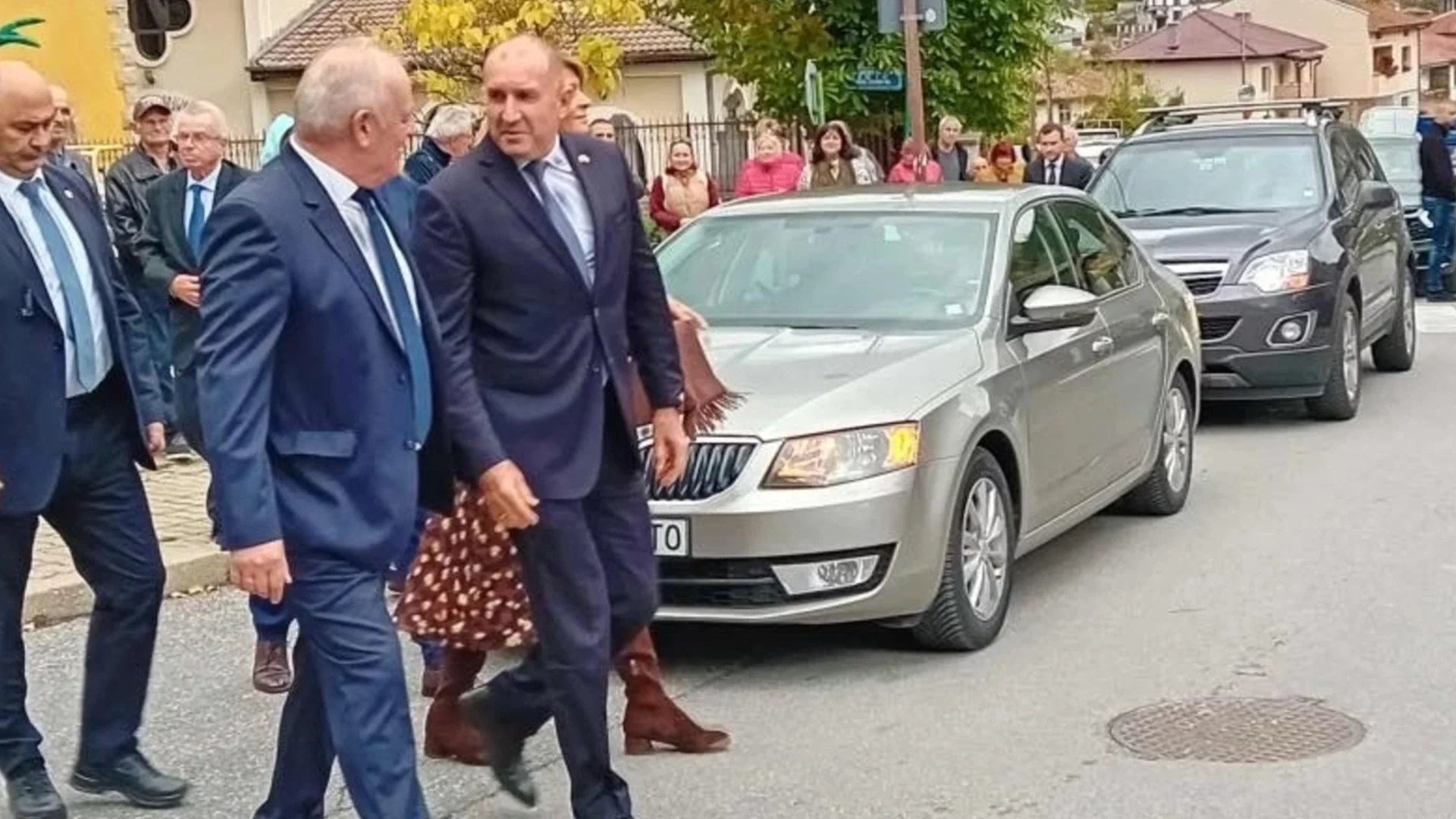 Първо с юмрук, сега със своята кола: Радев отвори нов фронт срещу управляващите (ВИДЕО)