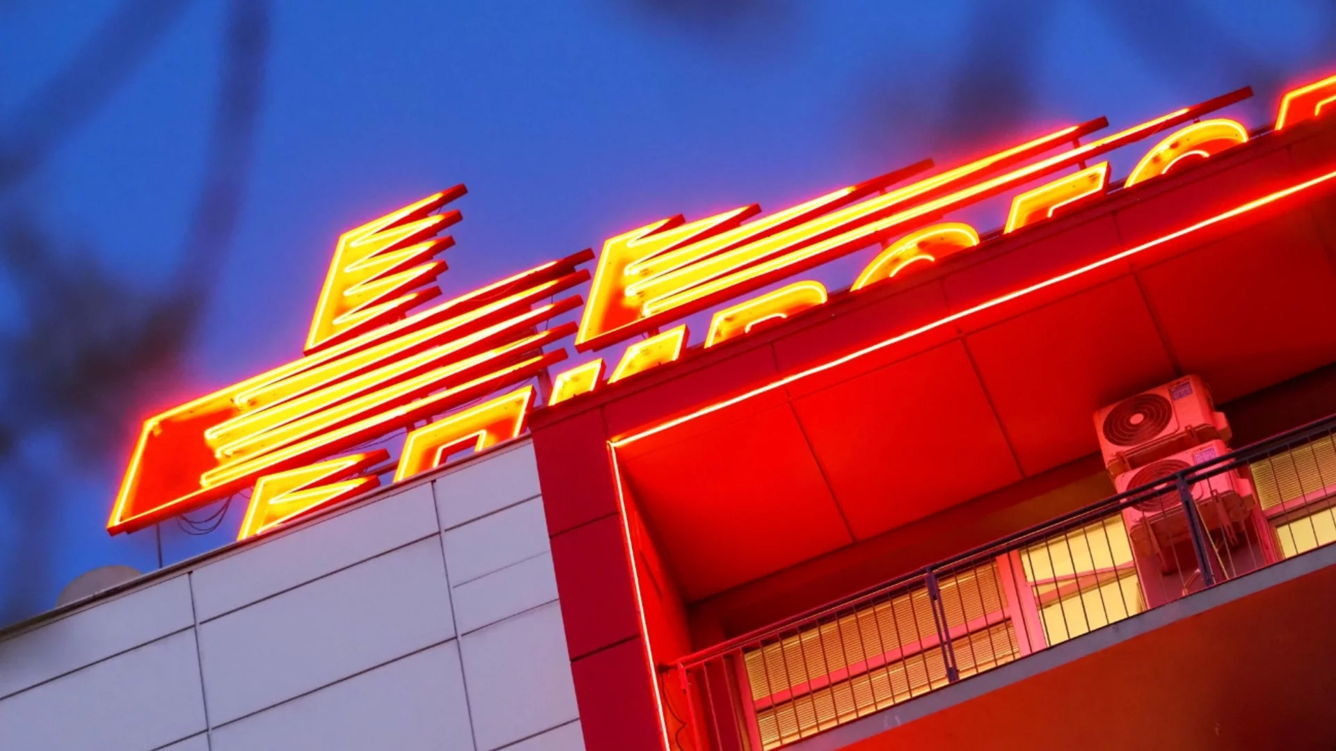 Почина момчето, намушкано в столичен мол