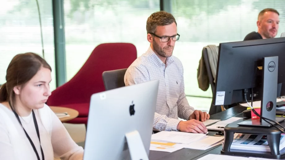 Колко фирми ще съкращават хора и колко ще наемат персонал?