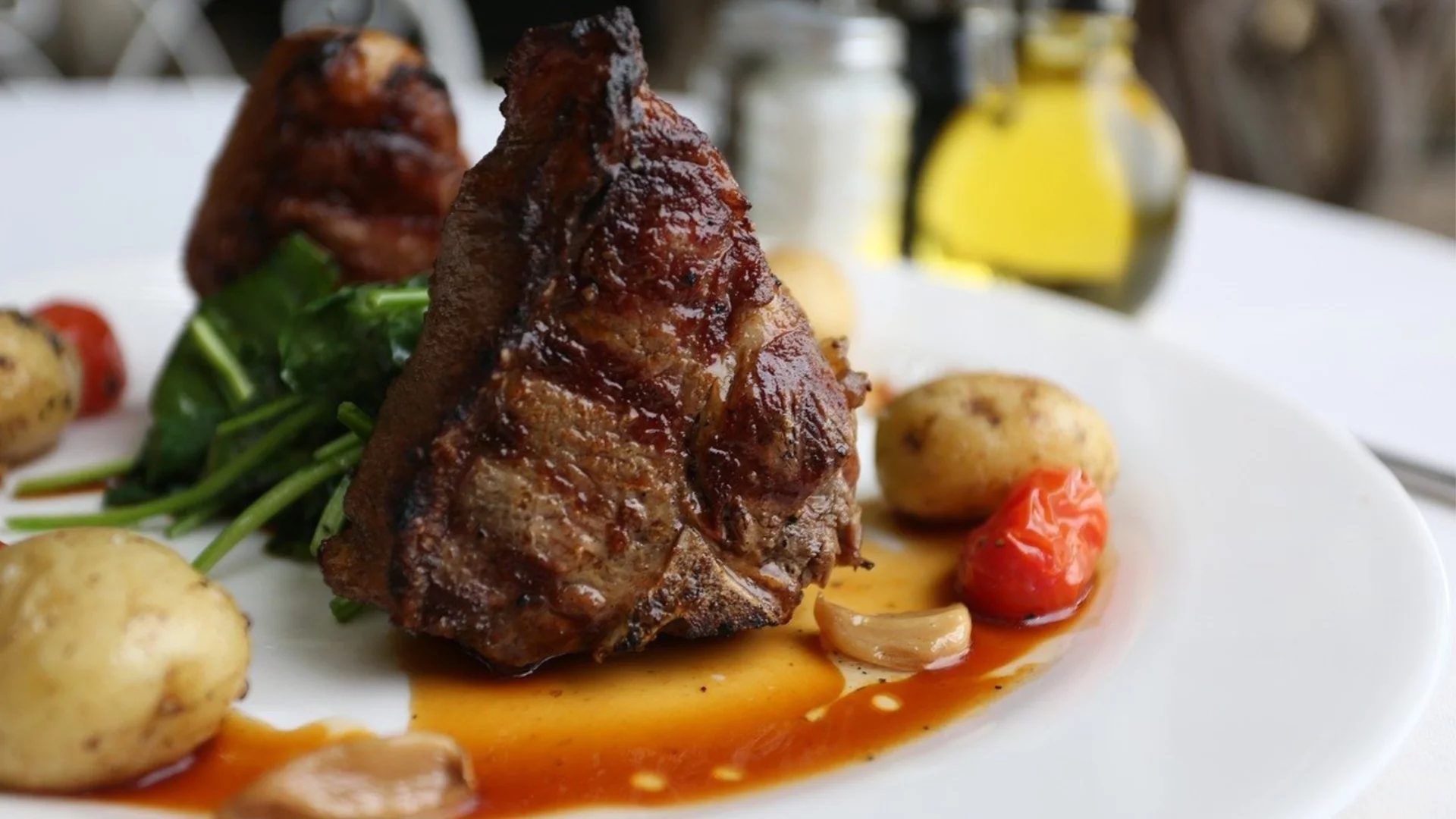 Този уникален сос за пържоли се приготвя само с бяло вино