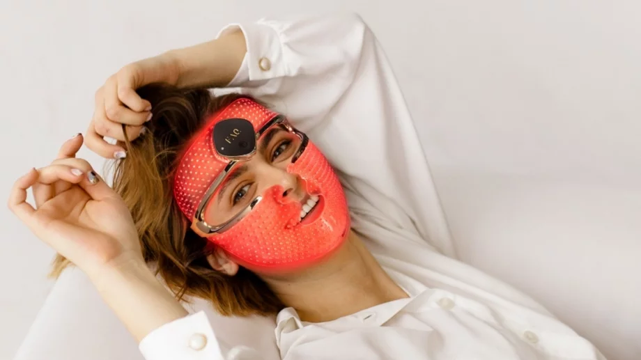 Хит в грижата за лицето: LED маска с 8 светлини ще преобрази кожата ви (ВИДЕО)