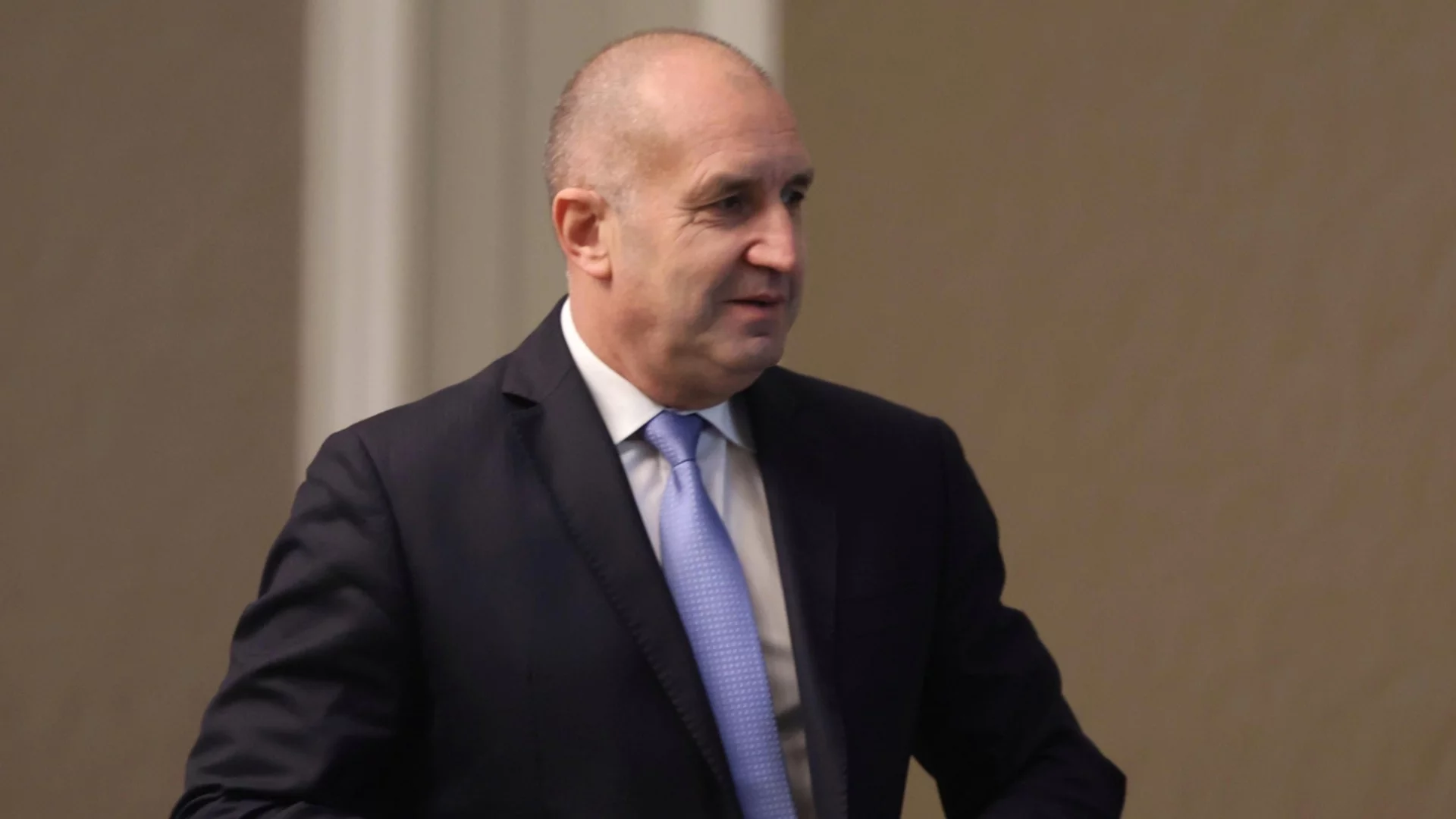 "Една стара "Шкода" ли е проблемът на държавата": Радев обясни за колата си и заговори за парализа във властта (ВИДЕО)