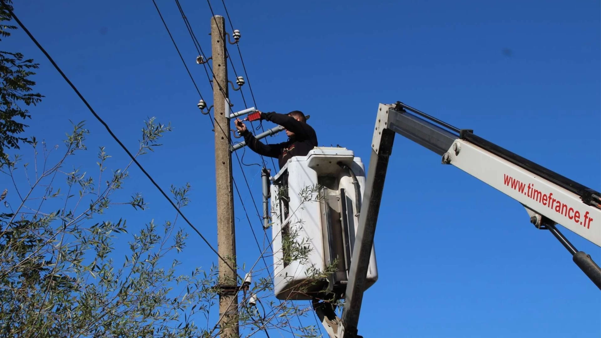 Започна подмяната на старото уличното осветление във всички населени места в община Тетевен