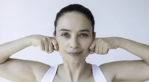 Бърза 5-минутна йога за сияйно лице 