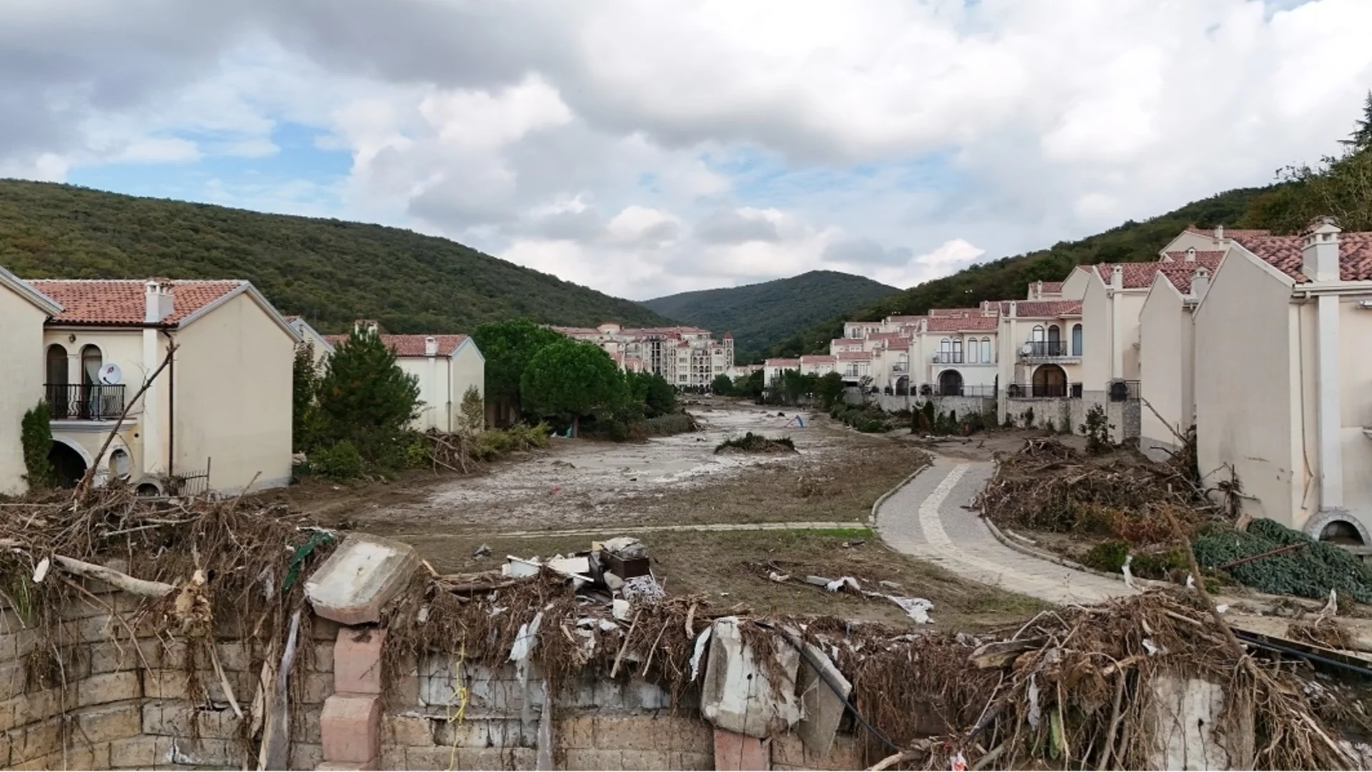 Широко затворени очи: Незаконното строителство в "Елените" стига до човек, който може и да не съществува