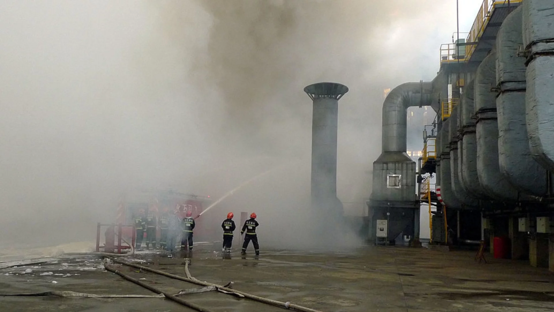 Далекобоен дрон се заби в руска рафинерия, оценена на 1,2 млрд. долара - чак в Дагестан (ВИДЕО)