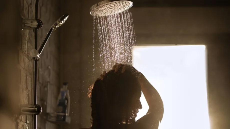 Дори не сте подозирали: Милиони бактерии живеят в душа ви