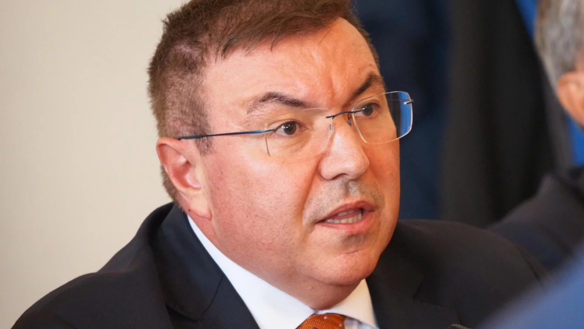 В казармата съм бил телефонист, мога едновременно двама да слушам