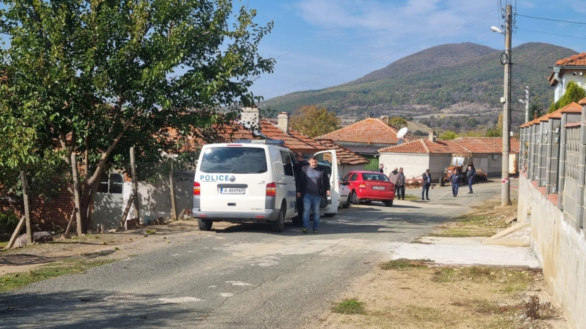 Намушкал, а след това стрелял седем пъти по семейството си: Нови подробности за тройното убийство в Бургаско