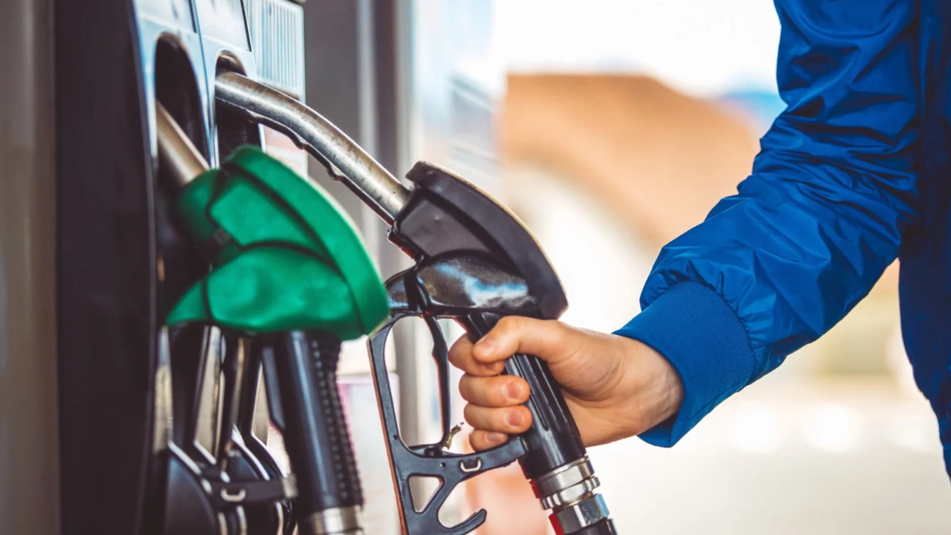 Опит руското посолство в Букурещ да бъде взето на абордаж от кола, Монголия страда за бензин заради ударите по руски рафинерии (ВИДЕО)