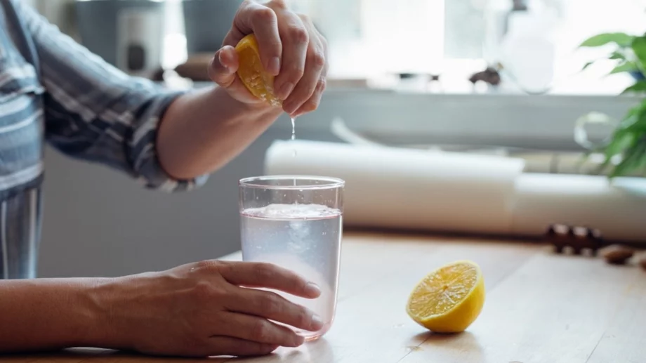Лимонената вода НЕ е безопасна за всеки: Кой трябва да я избягва