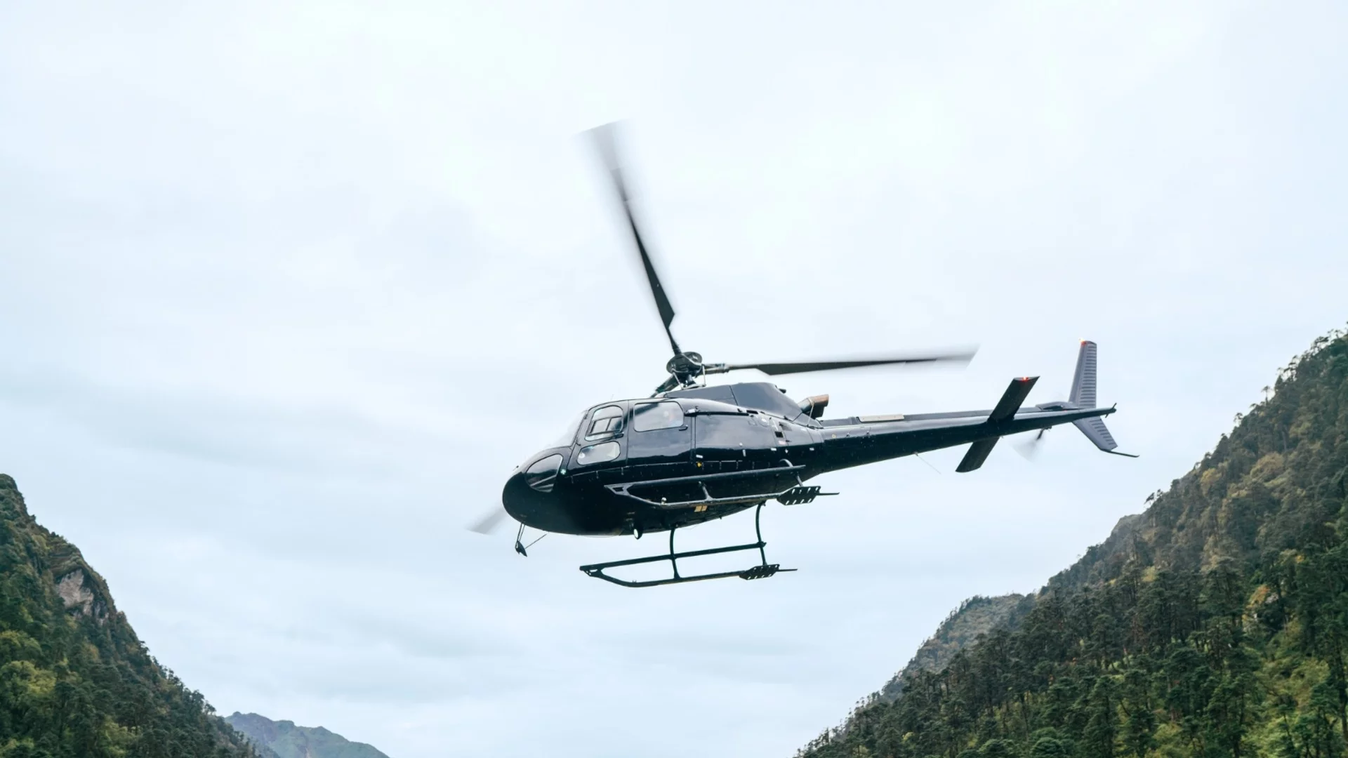 Куриоз: Хеликоптерът на индийския президент потъна в пресен асфалт (ВИДЕО)