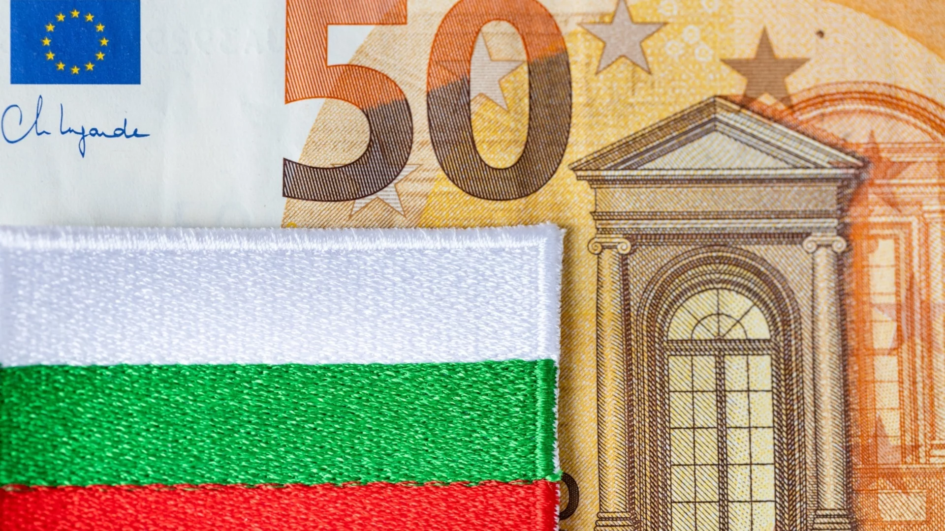 Еврото бавно се възстановява от седмичното дъно спрямо долара