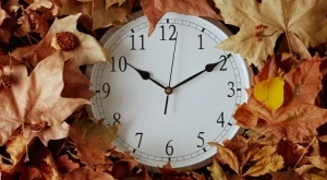 Местим часовниците тази неделя, как ще се отрази на здравето ни