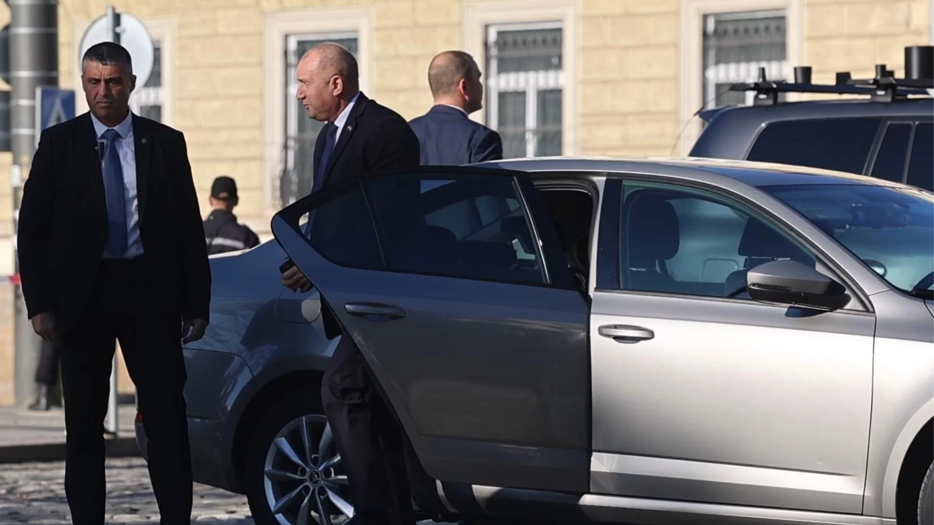 Кабинетът "насила" кара Радев да приеме коли от НСО