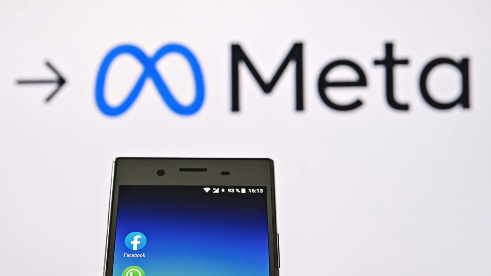 Сериозна глоба грози "ТикТок" и "Мета" за неспазване на европейското законодателство