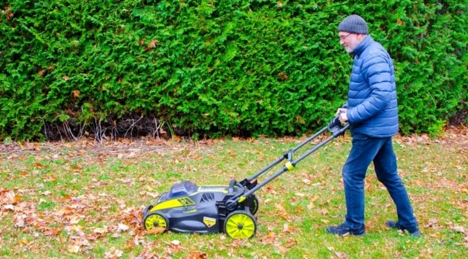 Какво е вертикално косене и как можете да го използвате в двора си