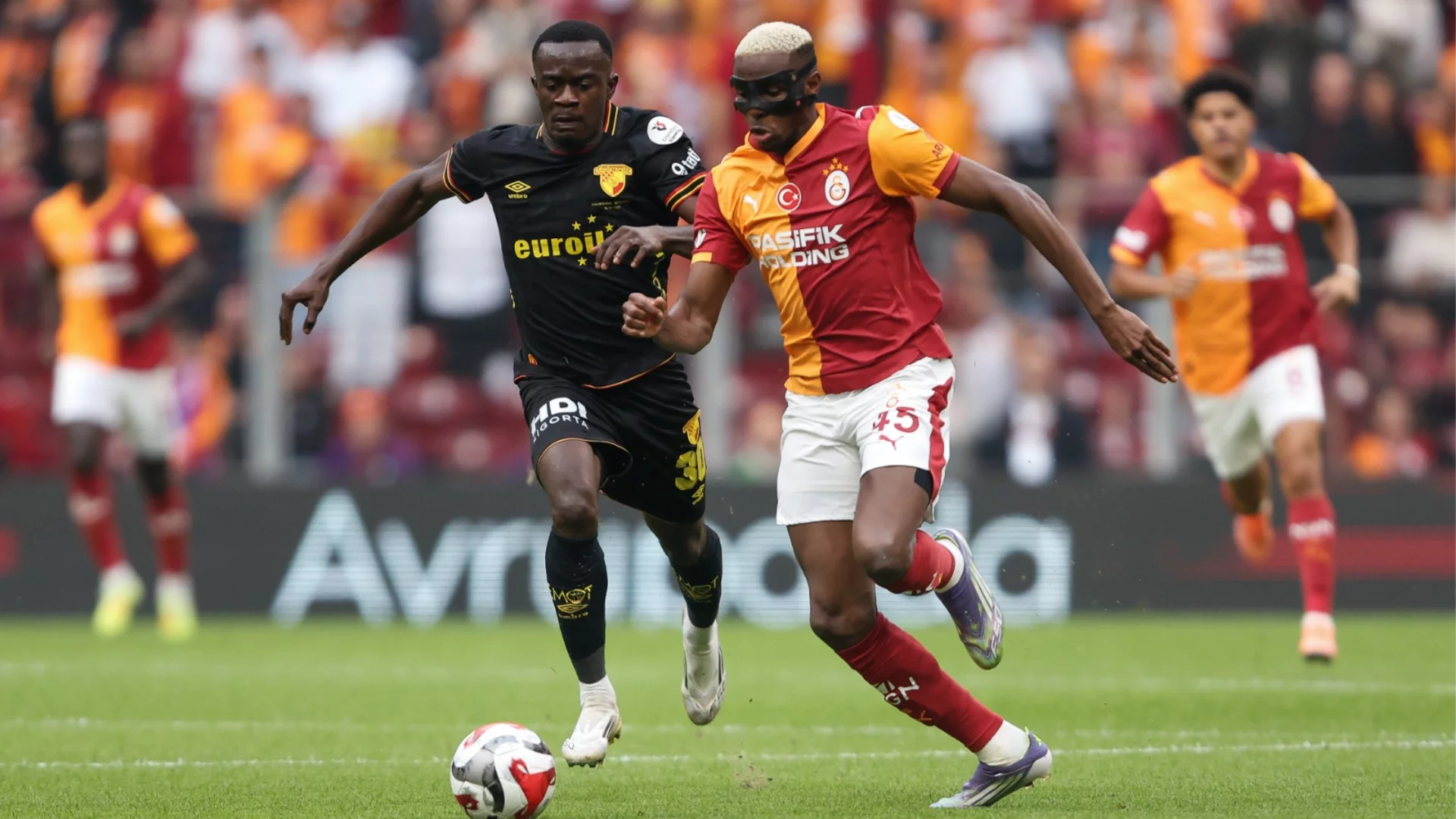 "Режат ни": Тимът на Мъри Стоилов се оплака от съдийството в Турция, след като бе ощетен срещу Галатасарай