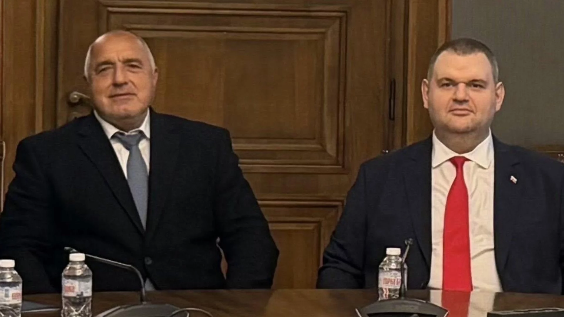 Радев се превръща в новата боксова круша на Пеевски и Борисов