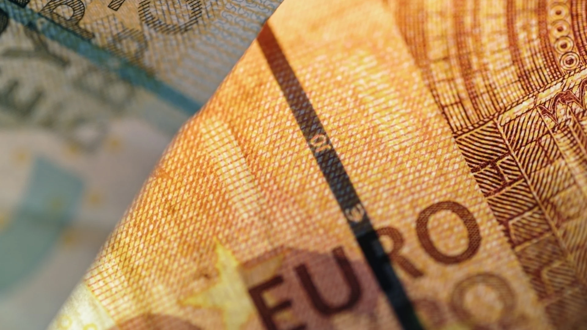 Обрат с курса на еврото в началото на седмицата