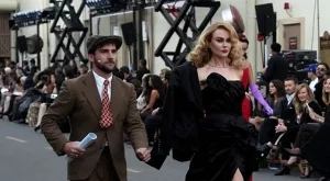 Холивудски стил и класа: Никол Кидман откри ревюто на Vogue World