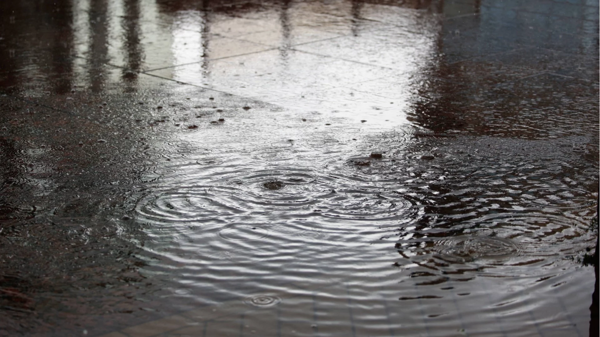 Над метър и половина дъжд за 24 часа: Рекорд във Виетнам