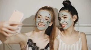 Защо рутинните грижи за кожата на поколението Z може да причиняват дългосрочни проблеми