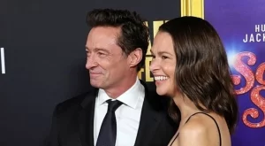 Хю Джакман и Сътън Фостър се появиха за първи път като двойка на червения килим