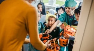 Хелоуин: Как дeцата да НЕ прекалят със захарта