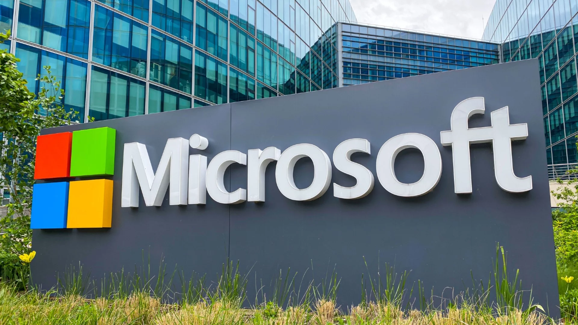 Глобален срив на Microsoft блокира работата на важни за потребителите платформи