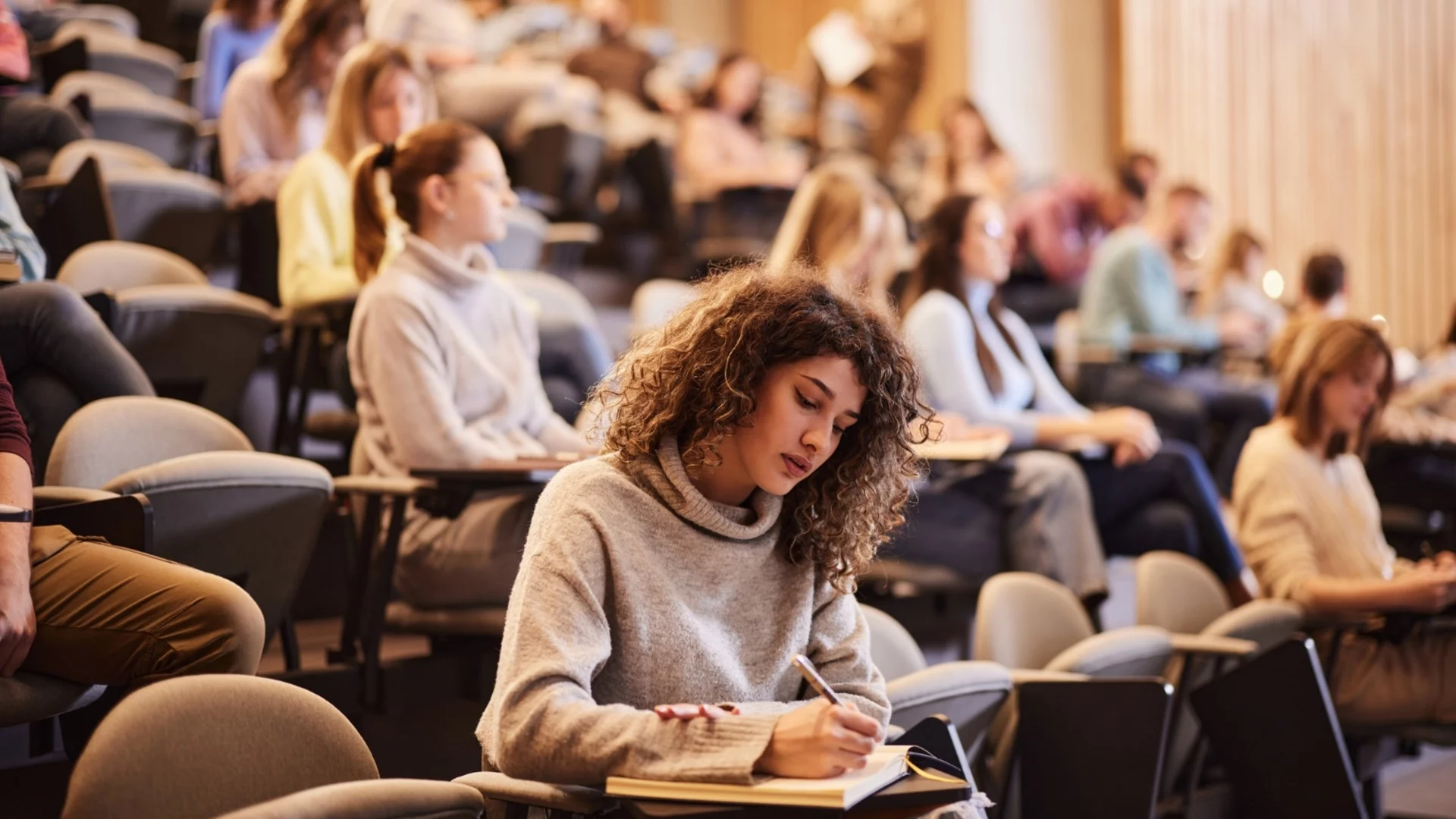 Окончателно: Стипендии се полагат и на платените студенти, реши ВАС