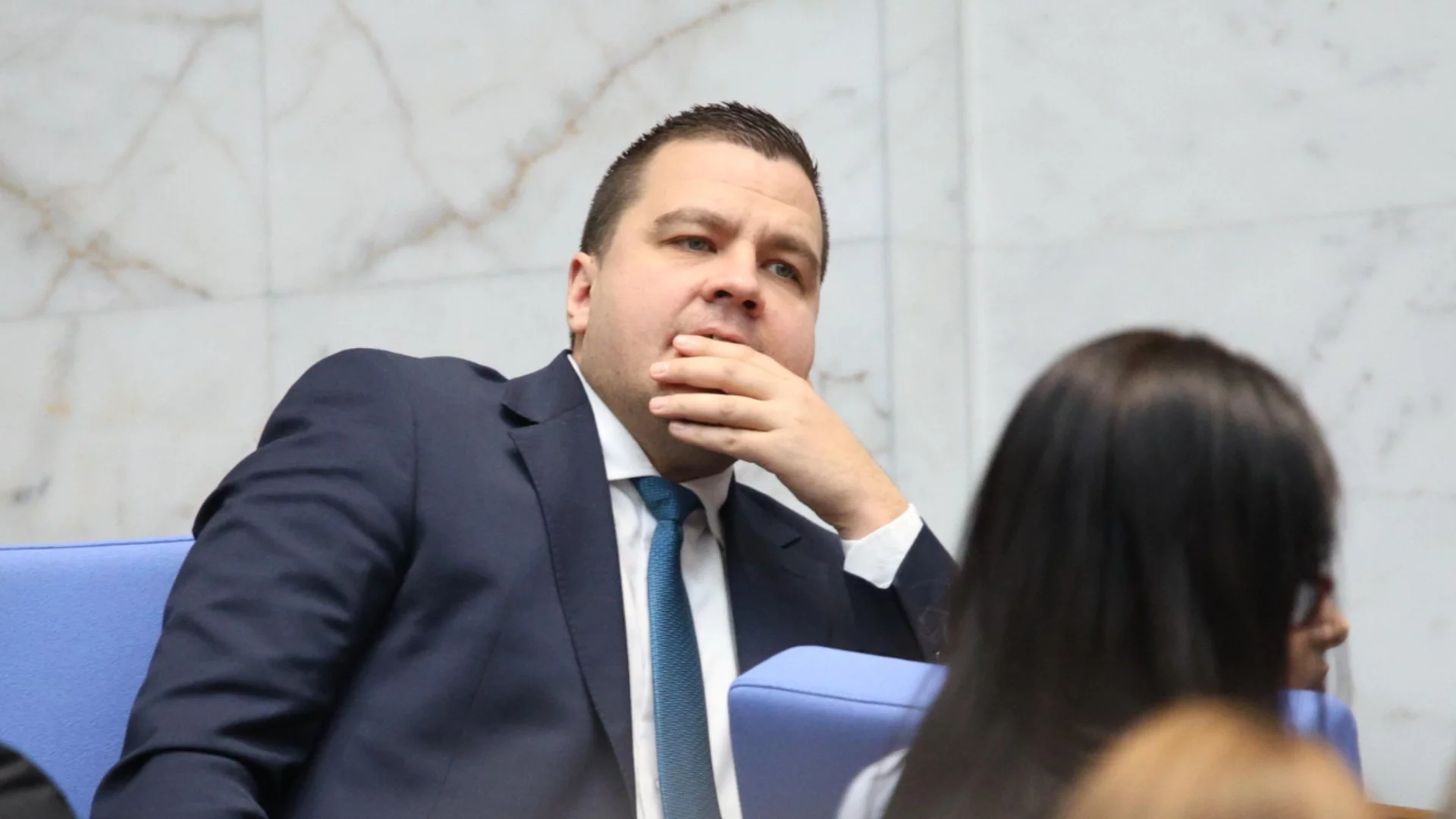 Мълчанието на ИТН: Бюджетът е на ръба, Пеевски е във властта, а Бачев е в гей скандал