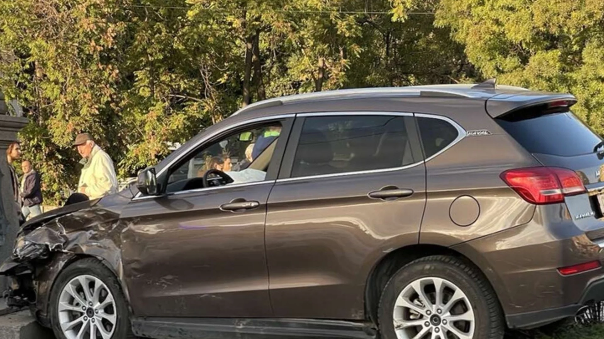 Забил се в светофар: Джип катастрофира в Пловдив