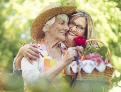 Обясниха защо жените живеят по-дълго от мъжете