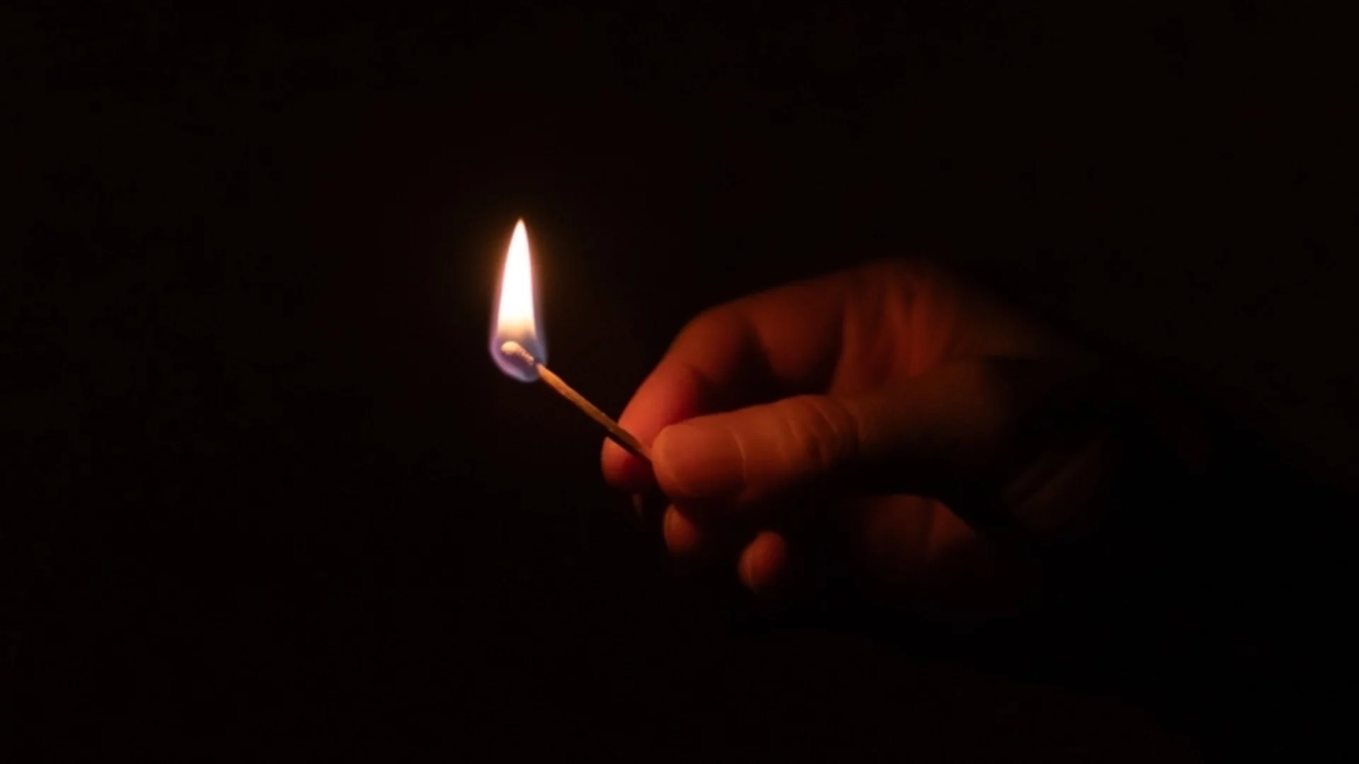 "Червеи, свиквайте": Украински командир посъветва руснаците да се запасяват с кибрит и фенерчета