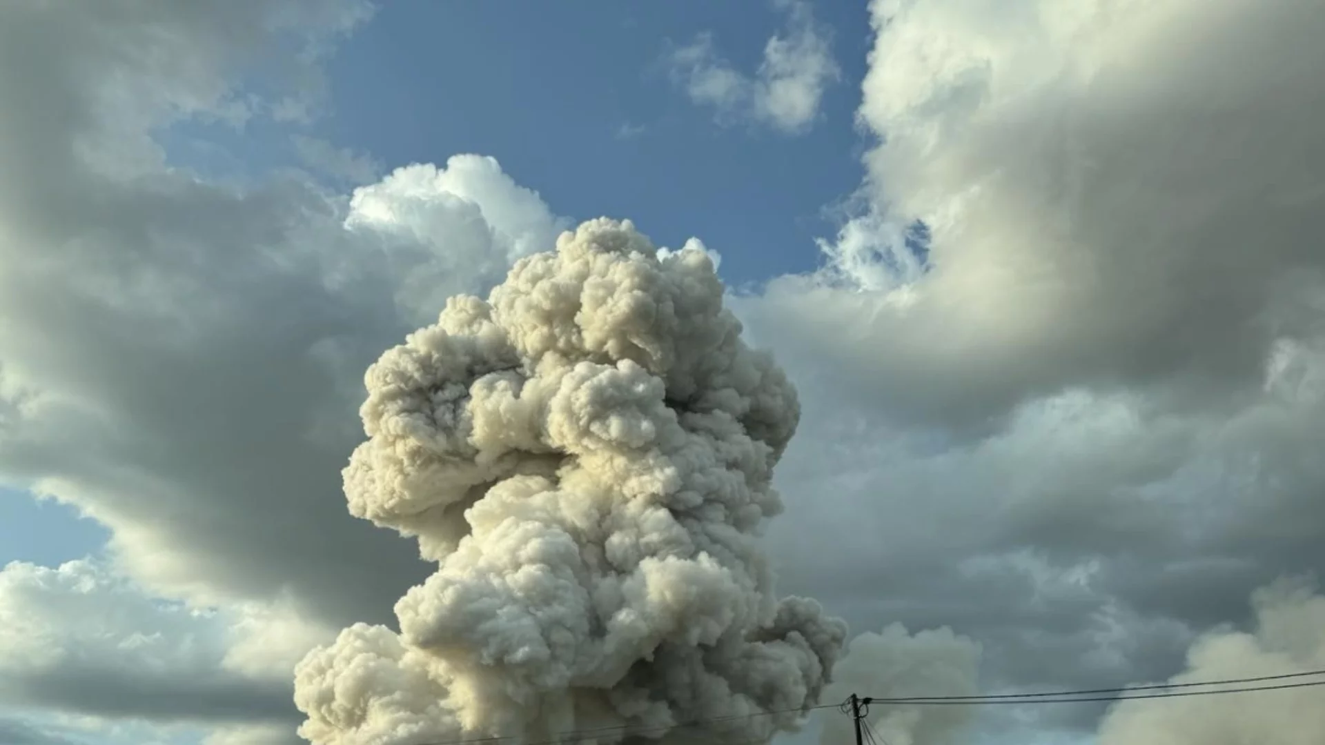 Взрив в хранителен магазин изби десетки хора (ВИДЕО)